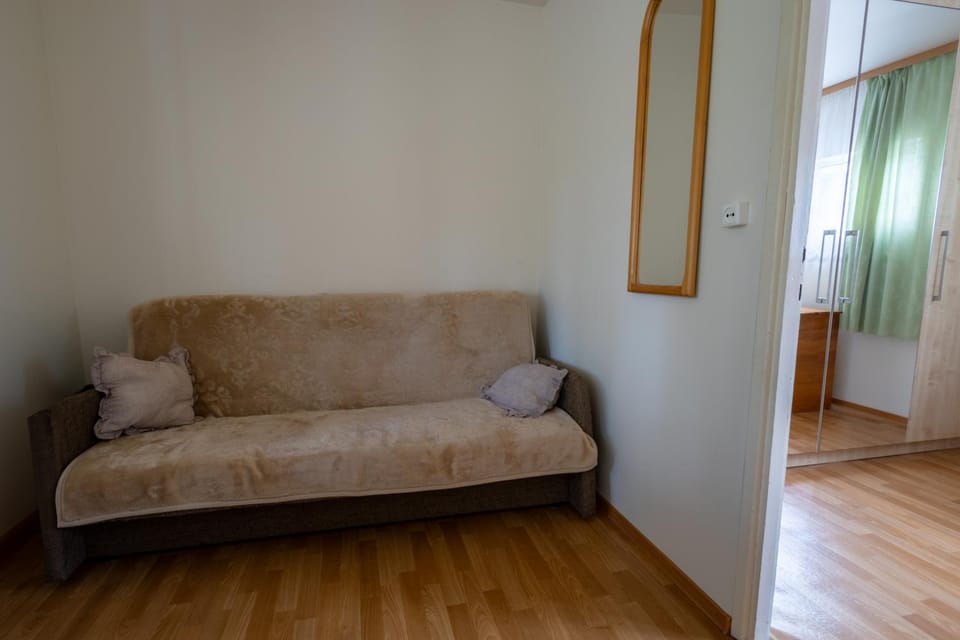 Bed, Living room, Seating area