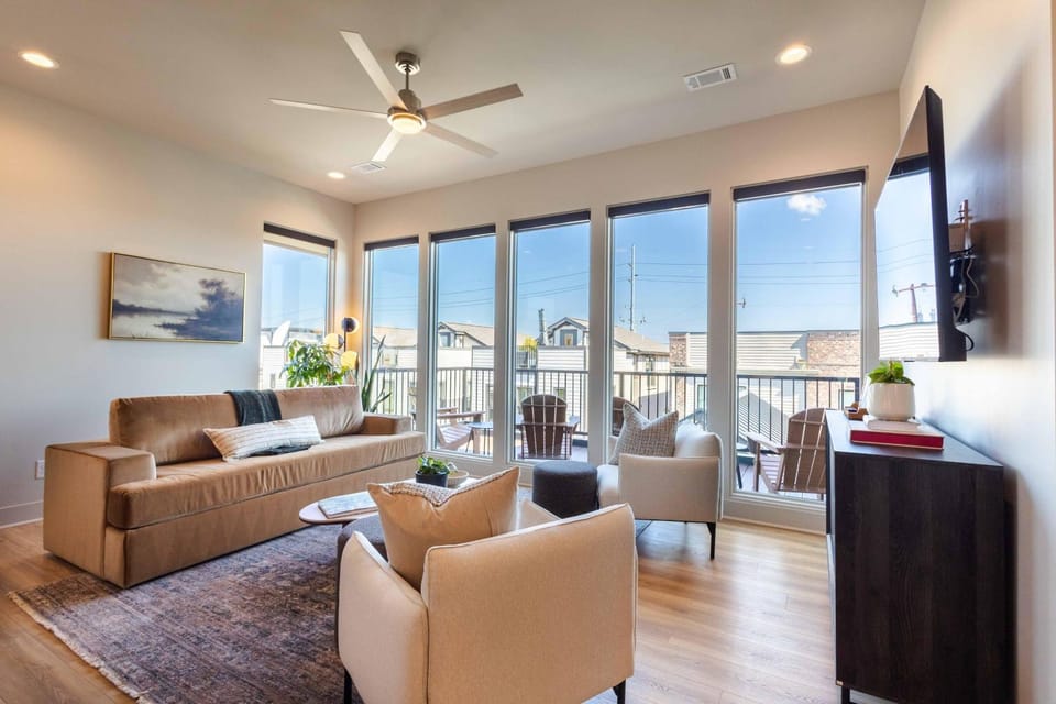 ALL the Amenities | Heated Pool | 7 Mins–Broadway House in East Nashville