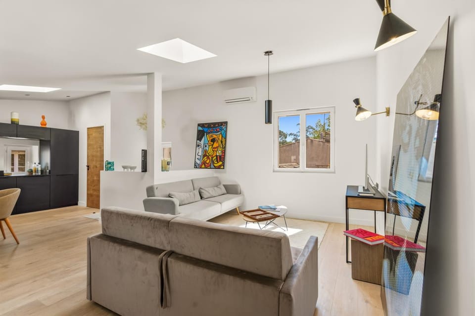 TV and multimedia, Kitchen or kitchenette, Living room, Seating area, Dining area