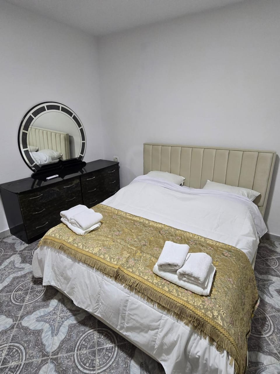 Bed, towels