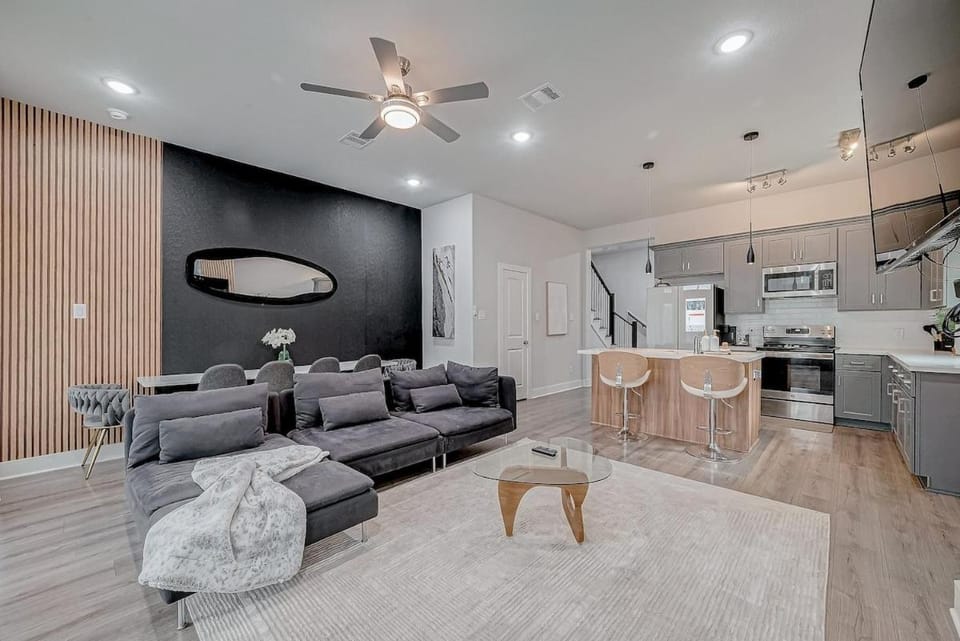 Cozier Oak • NRG, Med Ctr & DTWN House in Harris County