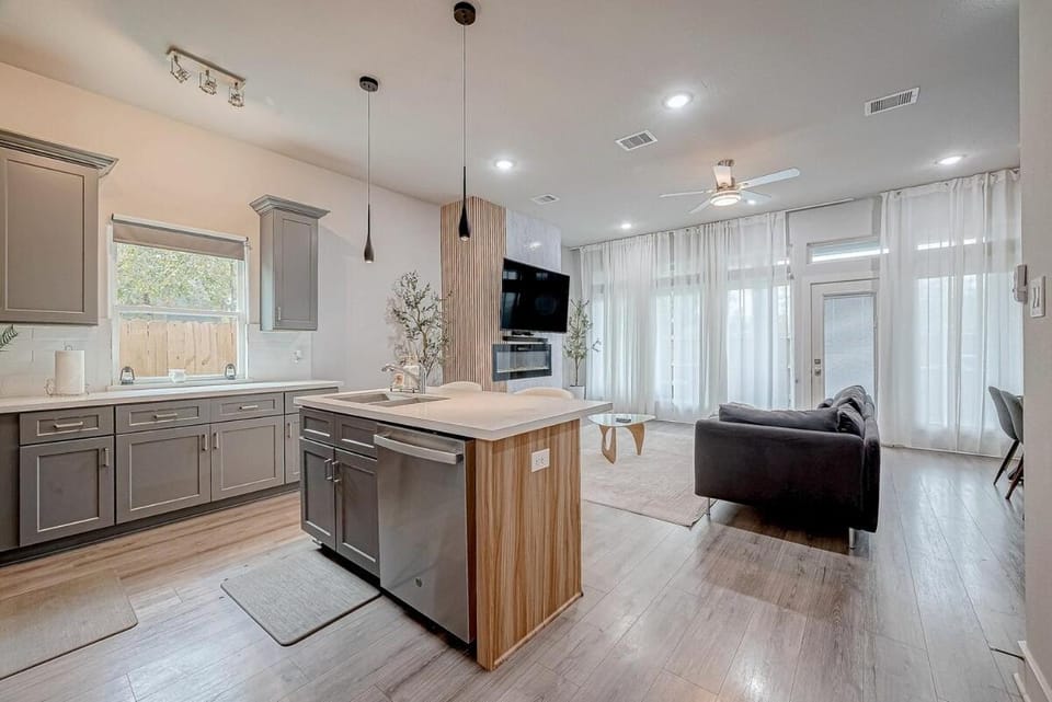 Cozier Oak • NRG, Med Ctr & DTWN House in Harris County