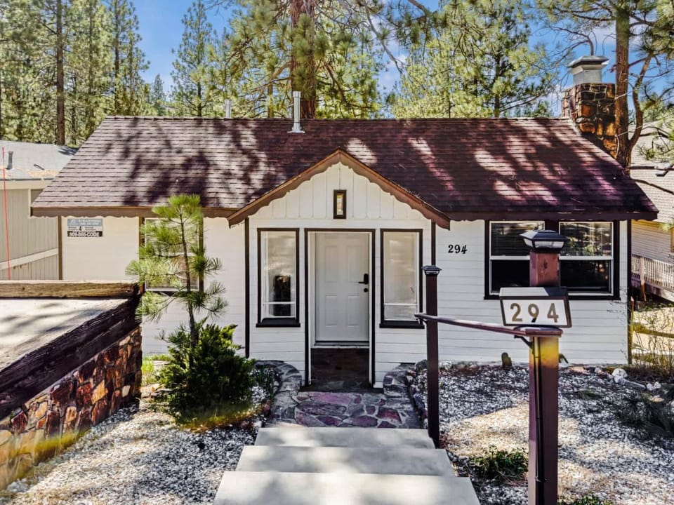 Eagle Point Cottage W Hot tub House in Big Bear