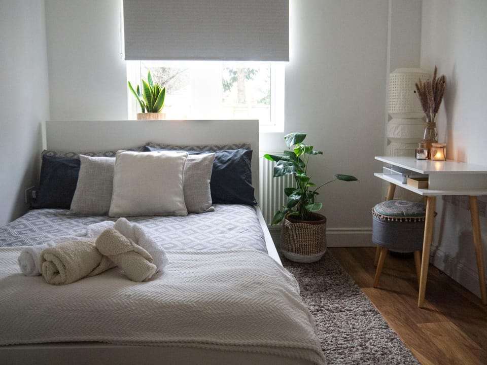 Bed, Bedroom, towels
