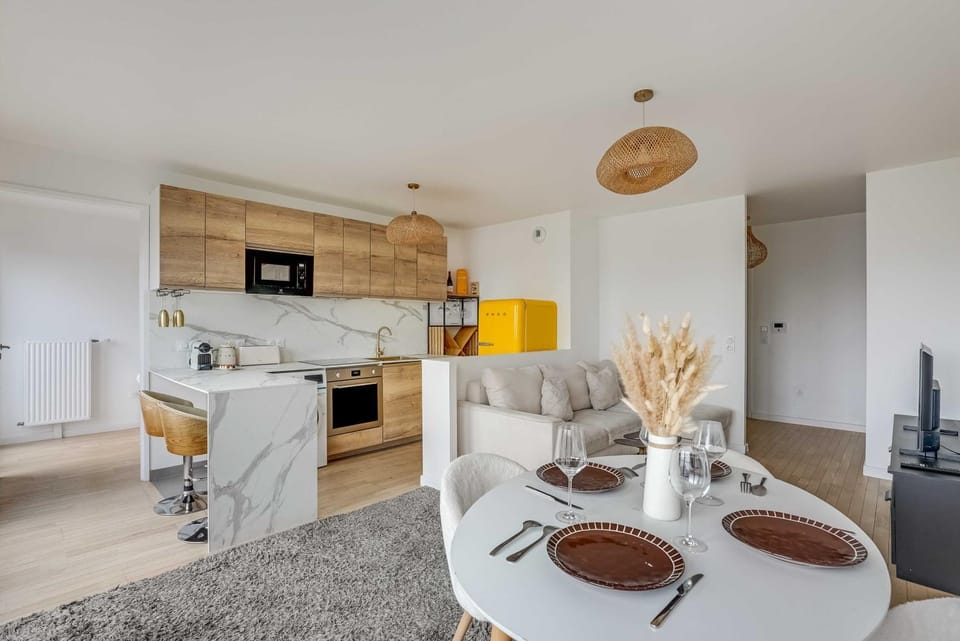 Kitchen or kitchenette, Dining area