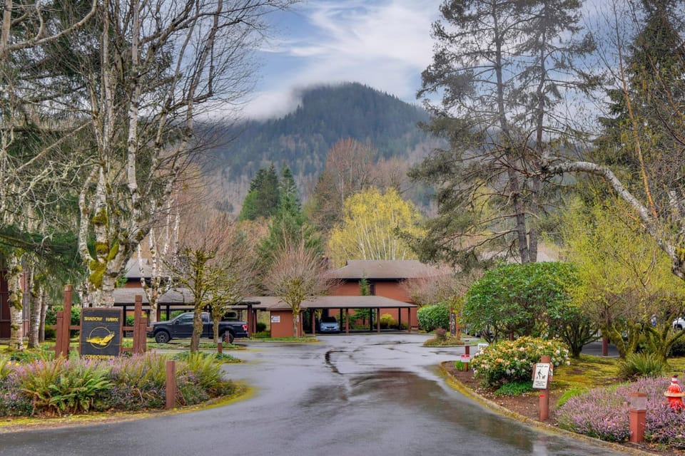 Relax Poolside! All-Season Base in Mt Hood Village House in Welches