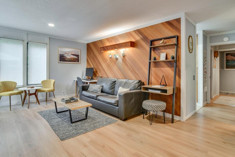 Relax Poolside! All-Season Base in Mt Hood Village House in Welches