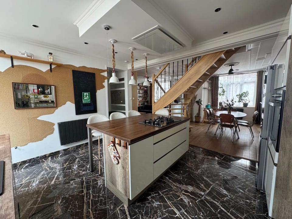 Kitchen or kitchenette, Dining area