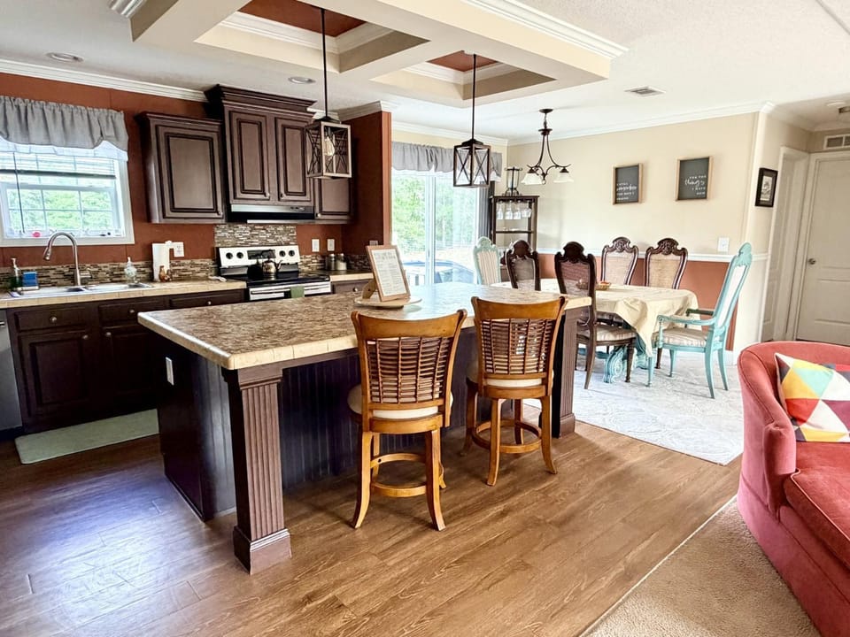 Dining area, kitchen