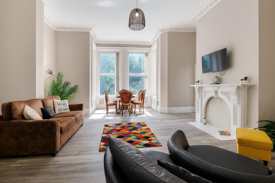 Sky Emerald Manygates Park with Workspace and Private Parking House in Wakefield