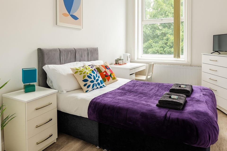 Sky Emerald Manygates Park with Workspace and Private Parking House in Wakefield