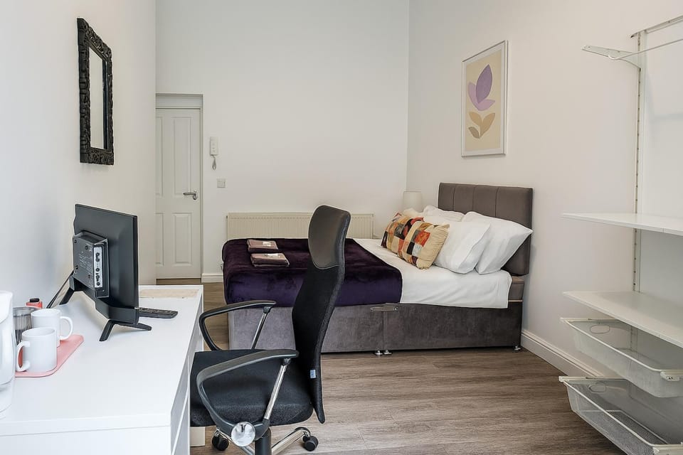 Sky Emerald Manygates Park with Workspace and Private Parking House in Wakefield