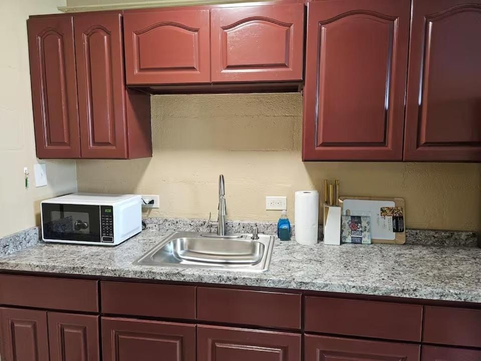 Ocean View Balcony • 2BR • Near Beach & Downtown Apartment in Hilo