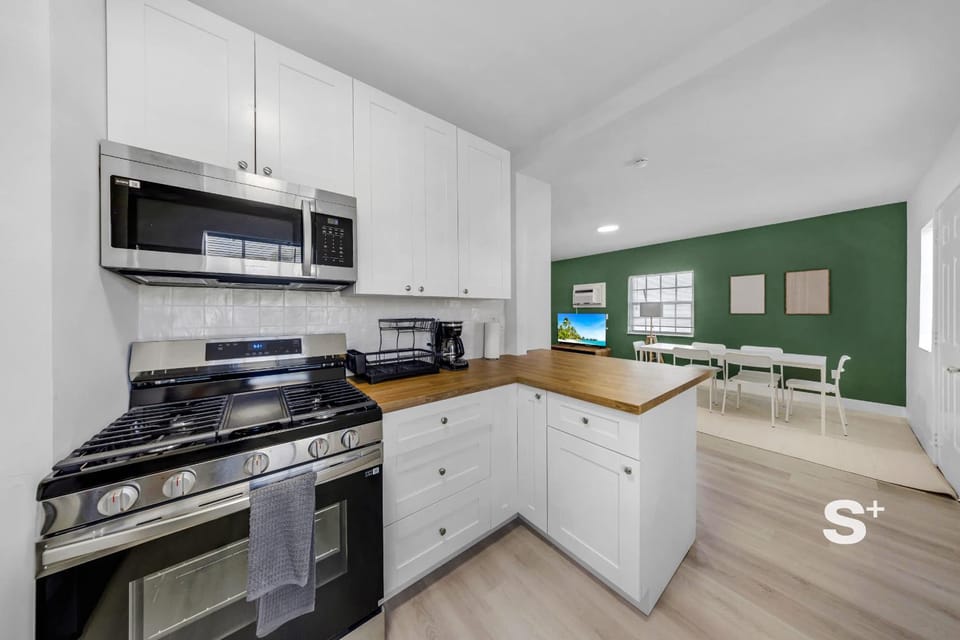 Kitchen or kitchenette, Dining area, oven, stove
