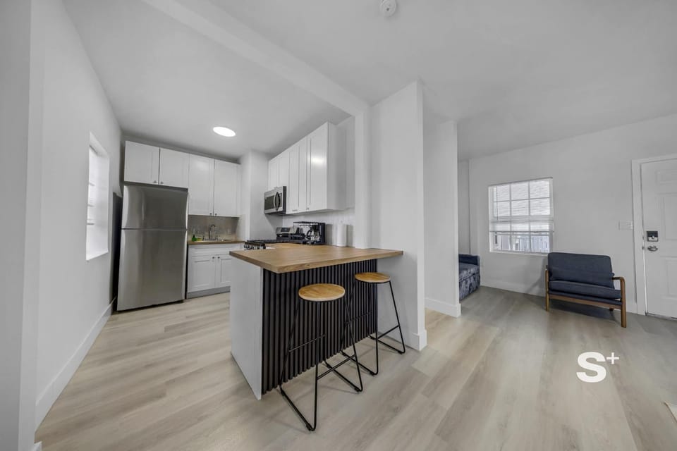 Comfy 1-Bedroom Retreat - Steps from Miami Beach Apartment in Miami Beach