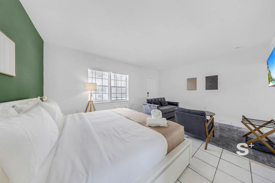 Bed, TV and multimedia, Living room, Photo of the whole room