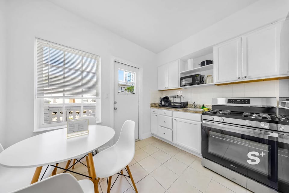 Relax & Unwind, Cozy Studio Steps from the Beach Apartment in Miami Beach
