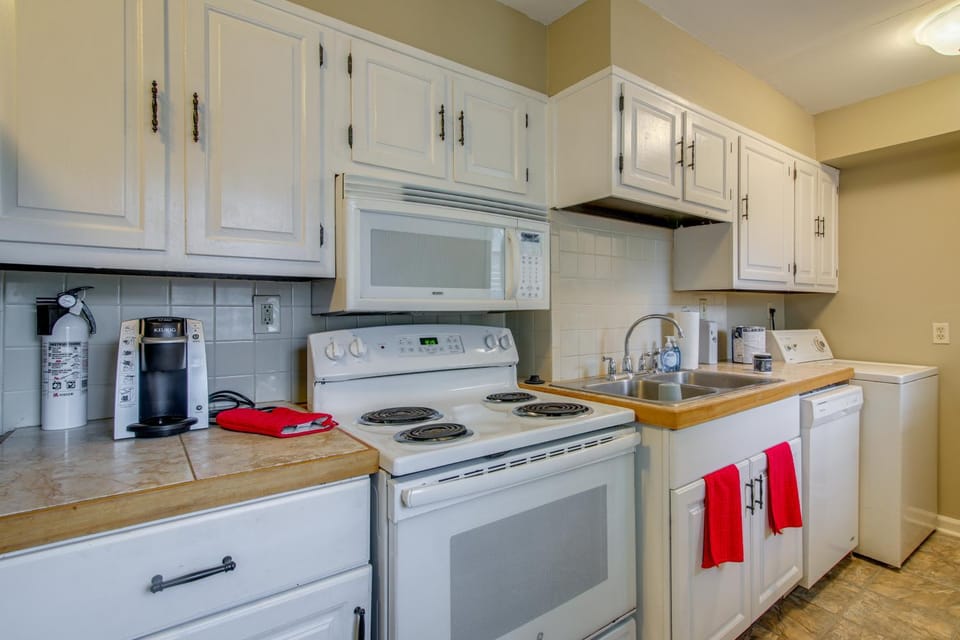 Private Yard! Pet-Friendly Memphis Adventure Hub House in Memphis