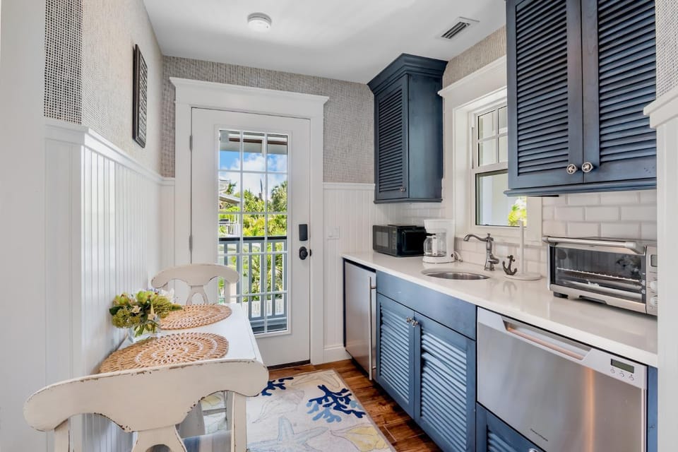 Day, Kitchen or kitchenette, Living room, furniture, microwave, oven