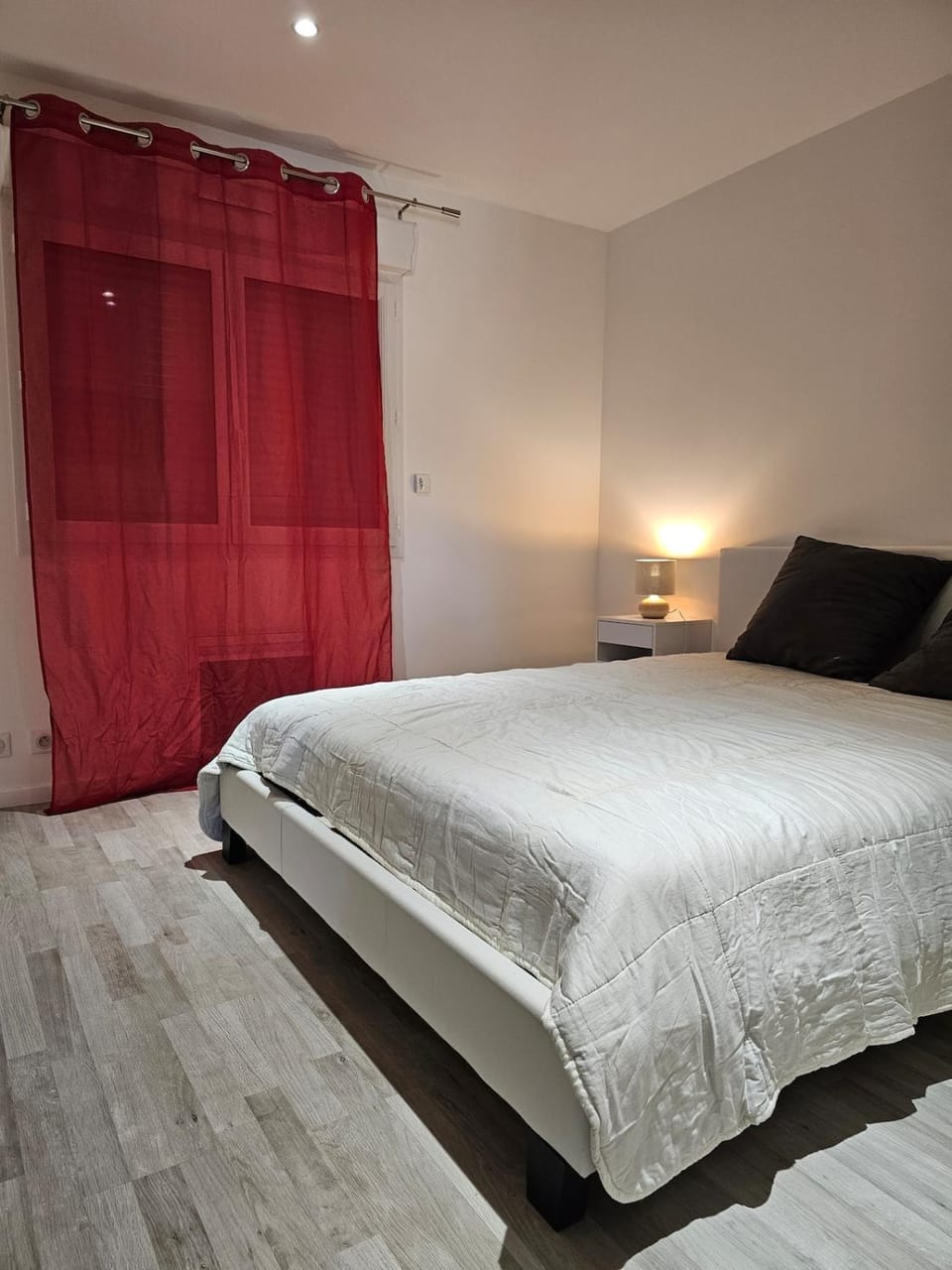 Photo of the whole room, Bedroom