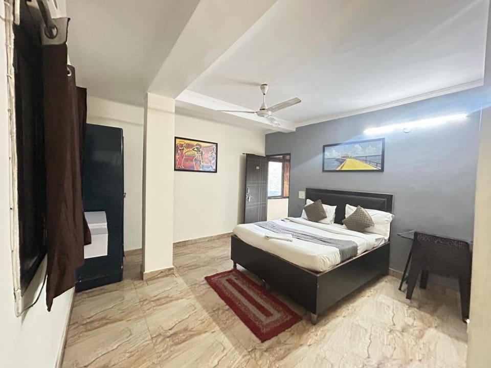 Bed, TV and multimedia, Living room, Photo of the whole room, Seating area, Bedroom