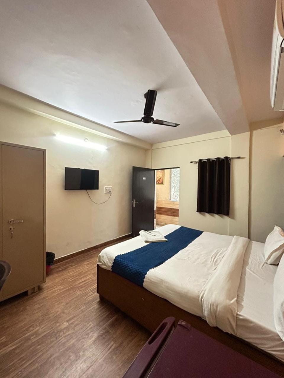 Communal lounge/ TV room, Bed, TV and multimedia, Photo of the whole room, Evening entertainment, Bedroom, fireplace, towels, wardrobe