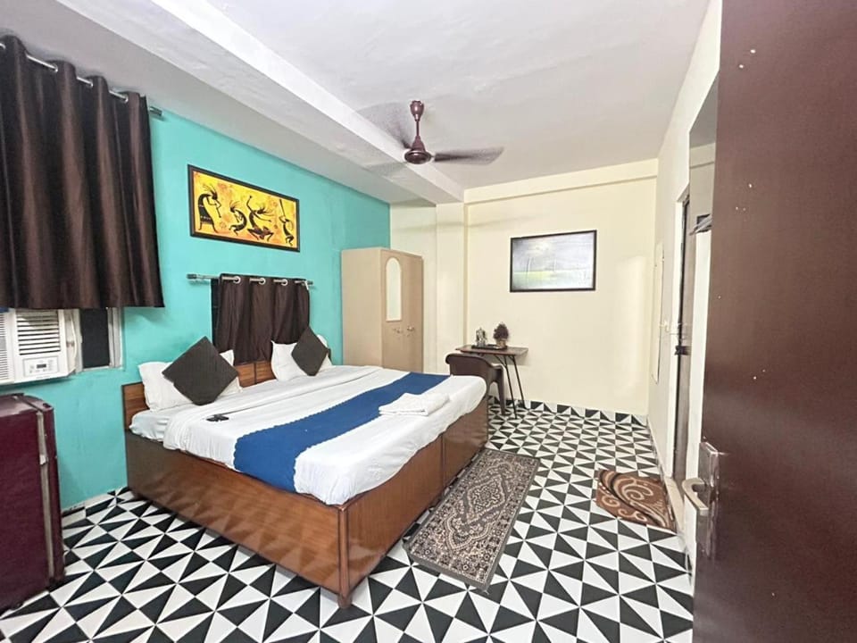 Bed, TV and multimedia, Photo of the whole room, Bedroom, fireplace