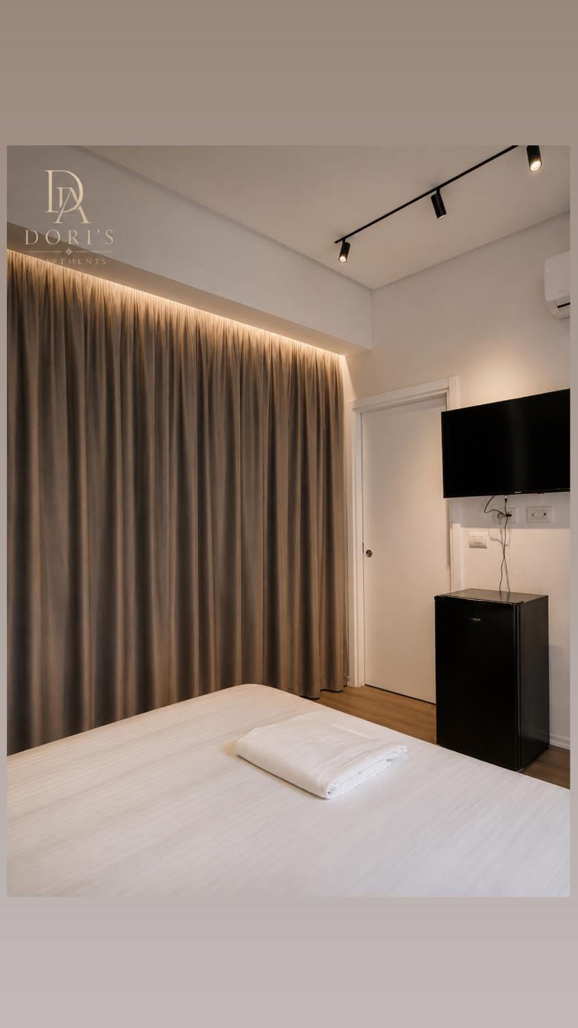 Bed, TV and multimedia, air conditioner