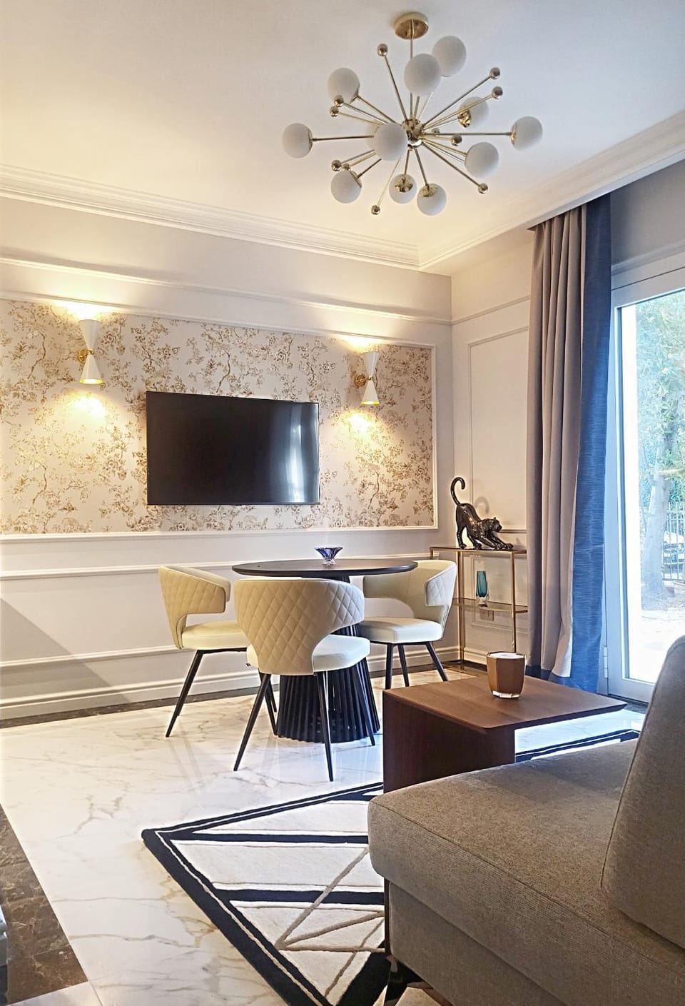 TV and multimedia, Living room, Seating area, Dining area