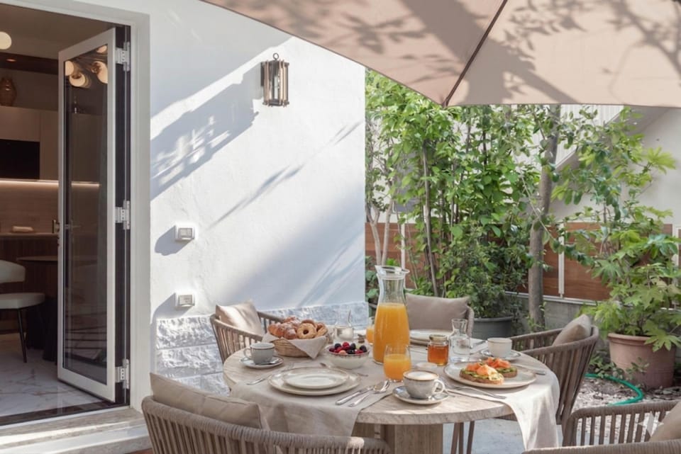 Property building, Patio, Garden, Dining area, Lunch