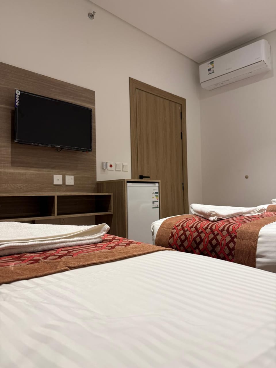 Bed, TV and multimedia, Photo of the whole room, Bedroom, wardrobe, air conditioner
