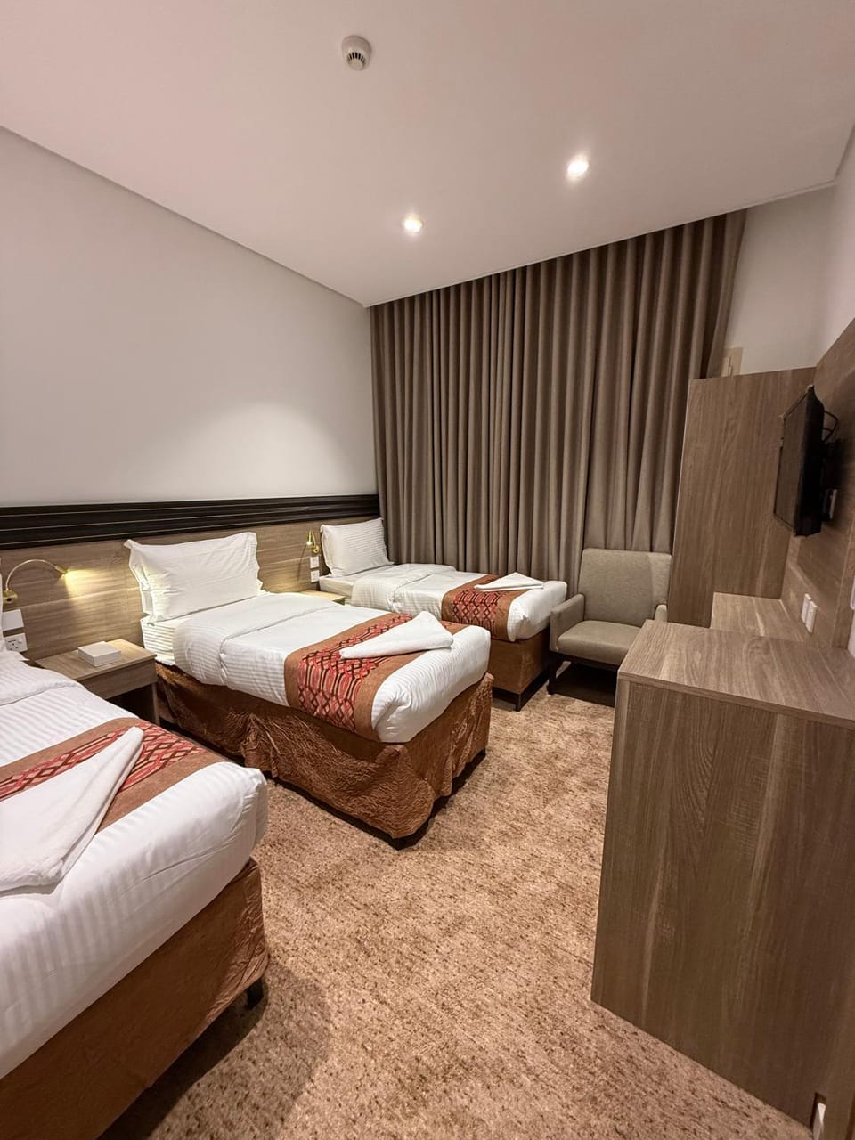 Bed, TV and multimedia, Photo of the whole room, Bedroom, towels