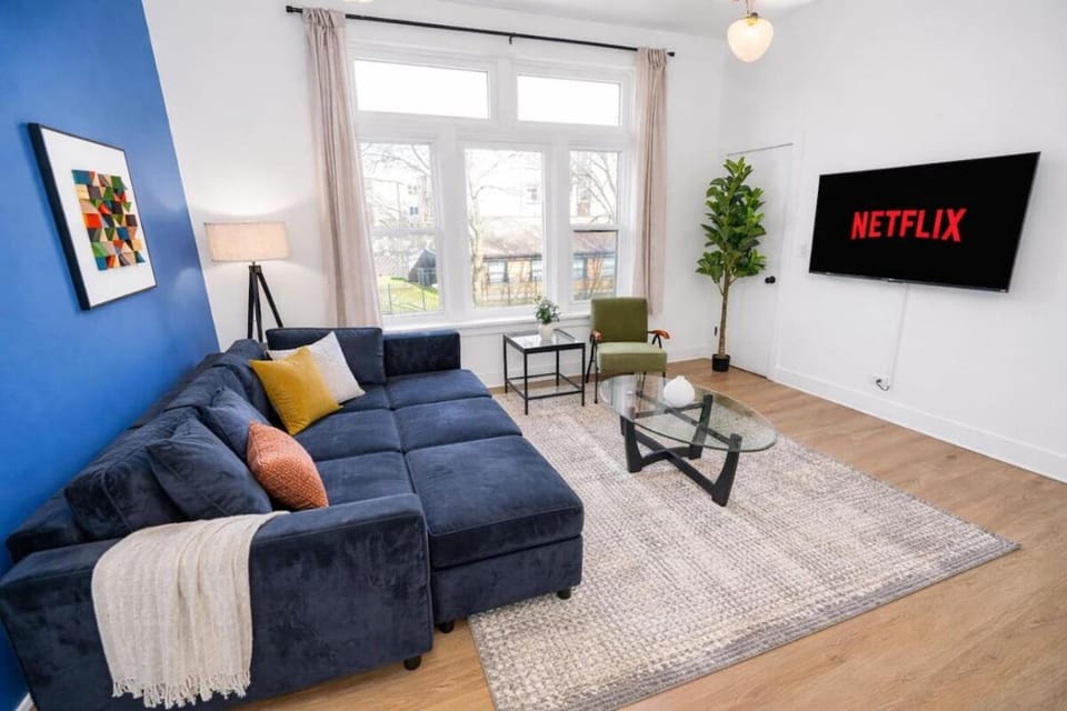 Modern 3BR King Chicago Stay Near United Center Apartment in Chicago