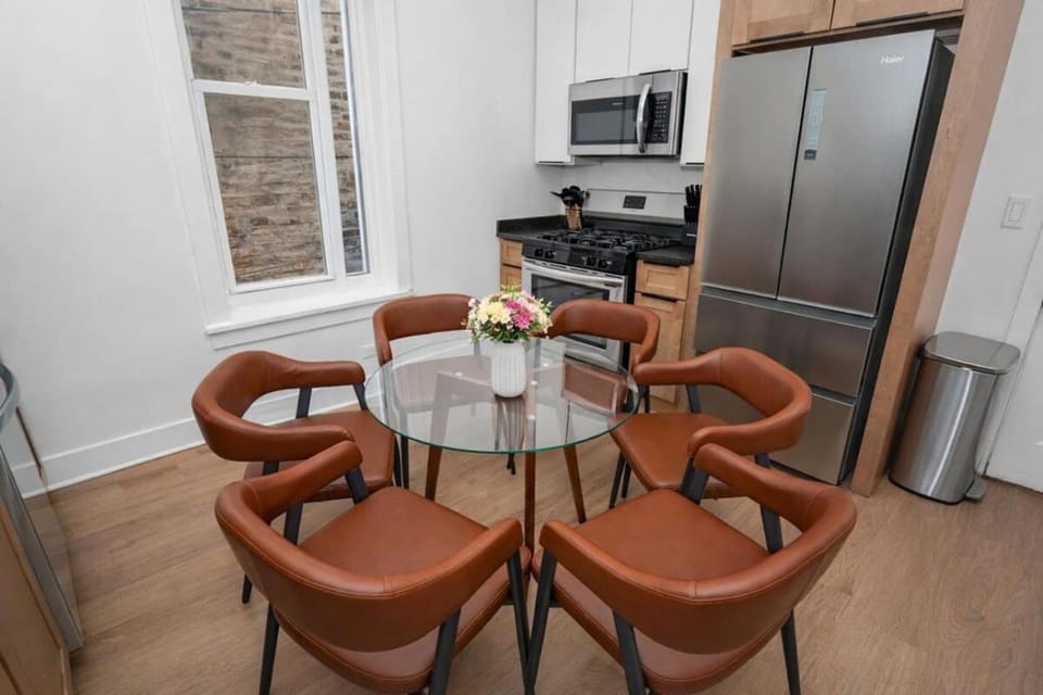 Modern 3BR King Chicago Stay Near United Center Apartment in Chicago