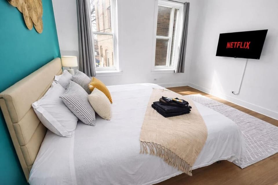 Modern 3BR King Chicago Stay Near United Center Apartment in Chicago