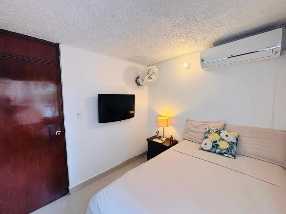 Bed, TV and multimedia, Photo of the whole room, Bedroom, air conditioner