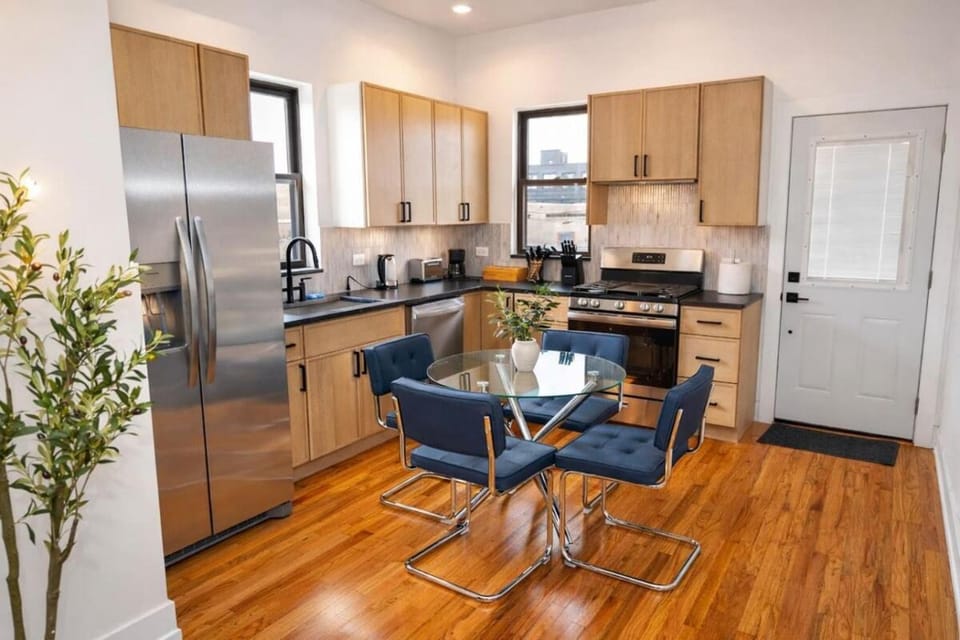 Brand New 3BR Chicago Retreat Near Fulton Market and United Center Apartment in Chicago