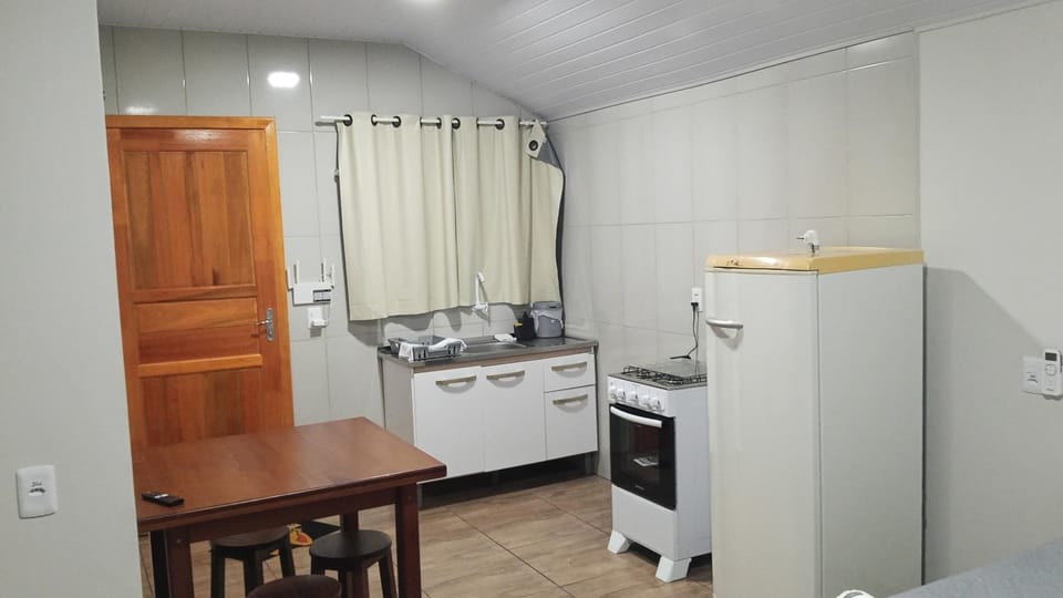 Kitchen or kitchenette, Dining area, minibar, oven, stove