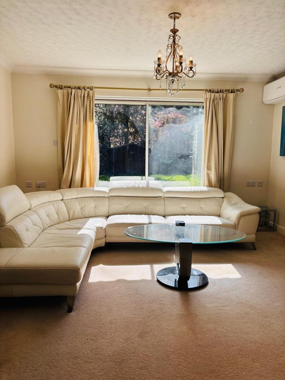 Egham - Lovely 4 Bedrooms Specious Furnished Property House in Egham