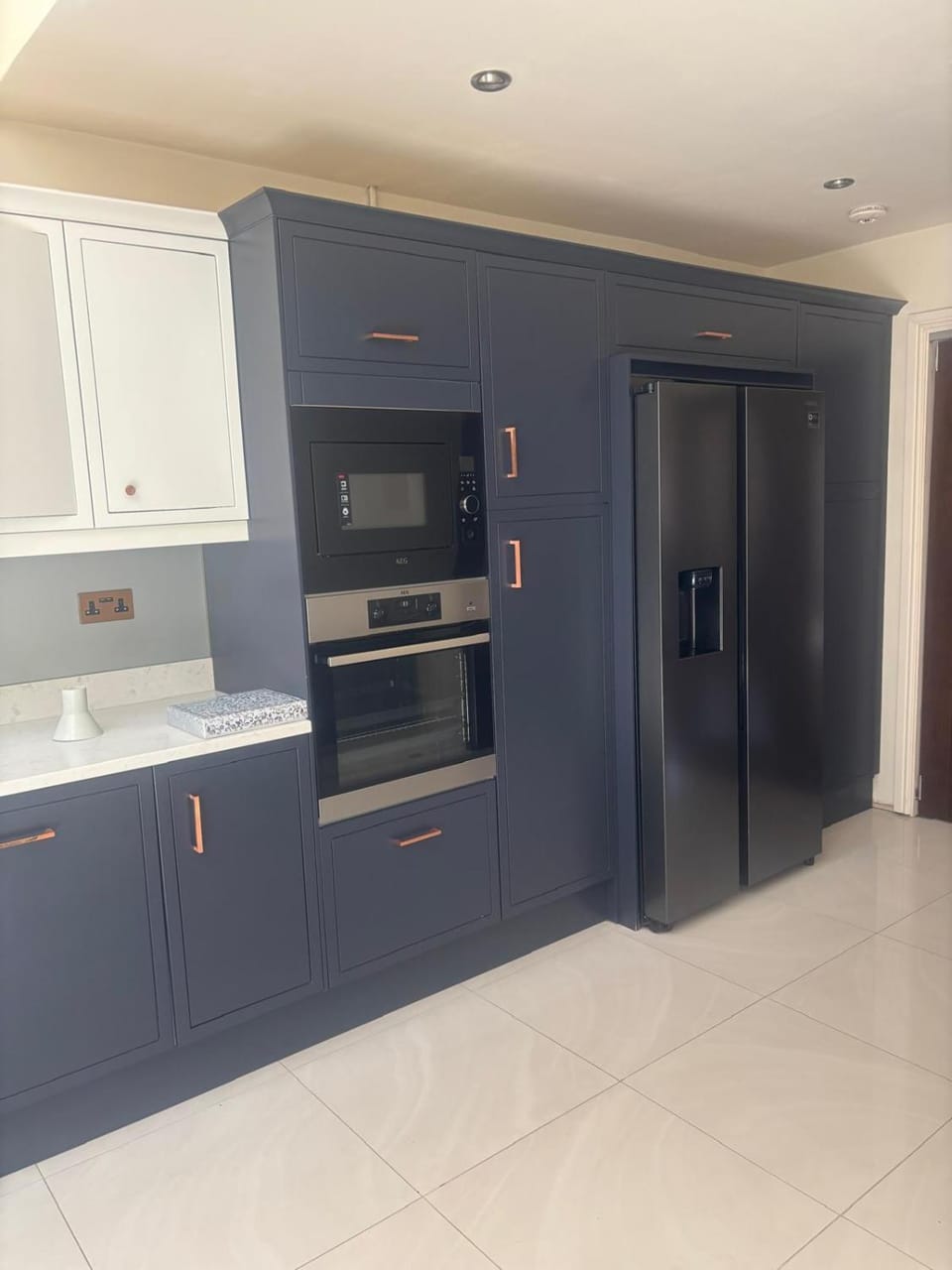 Egham - Lovely 4 Bedrooms Specious Furnished Property House in Egham