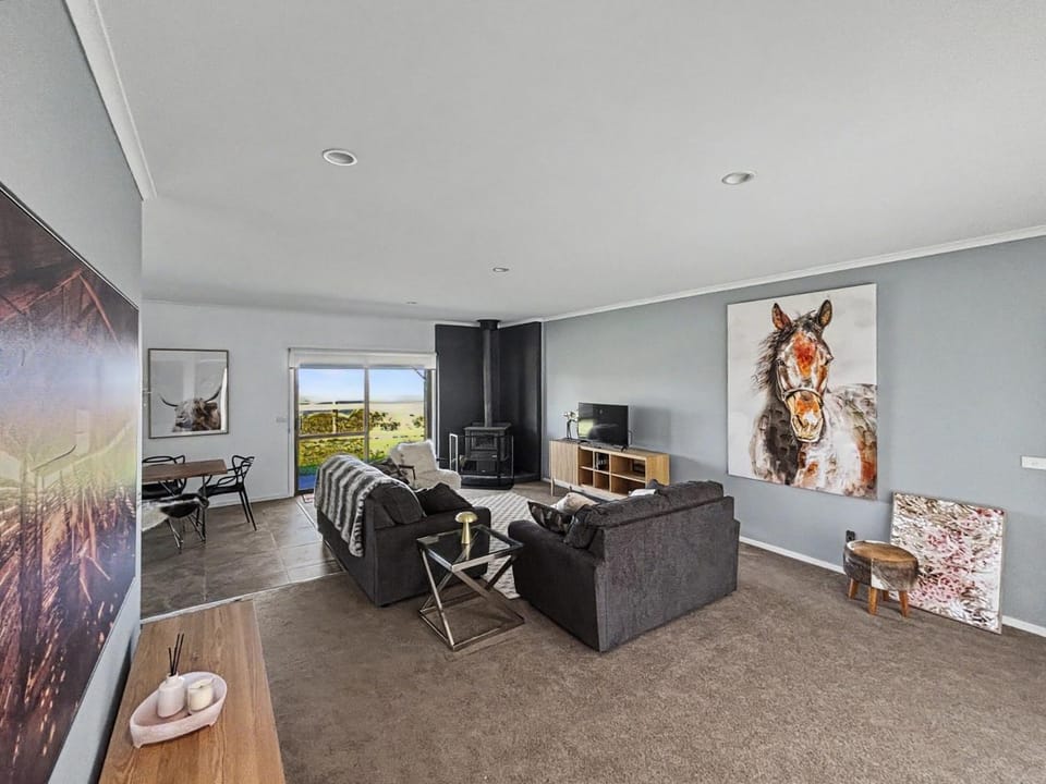 Communal lounge/ TV room, Living room, Seating area, Evening entertainment