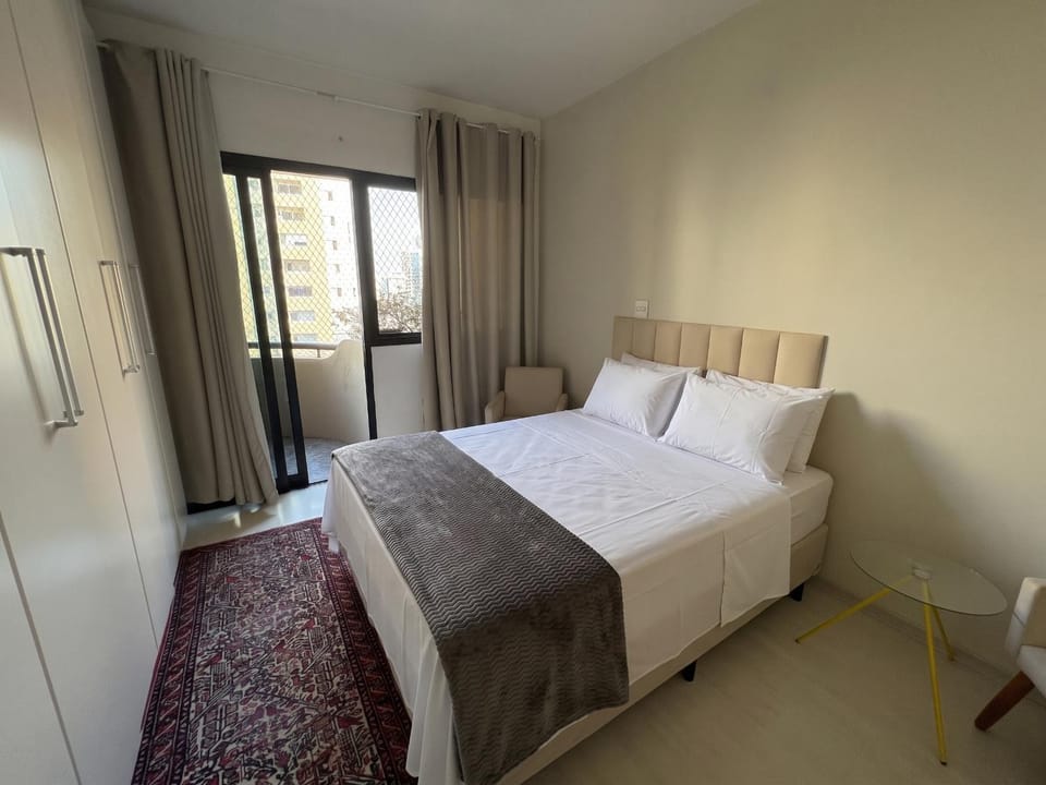 Flat espaçoso em Alphaville, com limpeza diária e piscina climatizada Apartment in Santana de Parnaíba