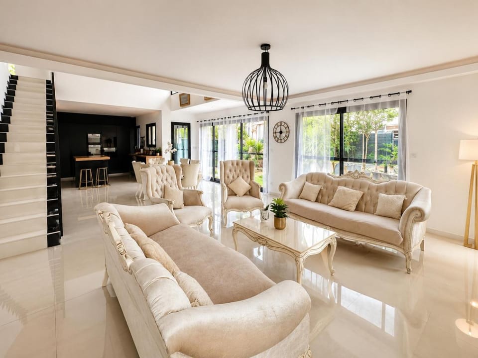 Day, Living room