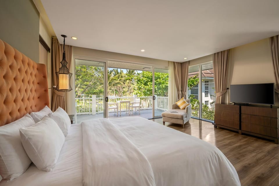 Communal lounge/ TV room, Bed, TV and multimedia, Living room, Photo of the whole room, Seating area, Evening entertainment, Bedroom