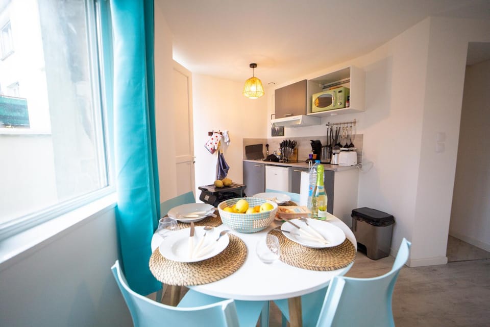 Coffee/tea facilities, Kitchen or kitchenette, Food and drinks, Dining area, minibar