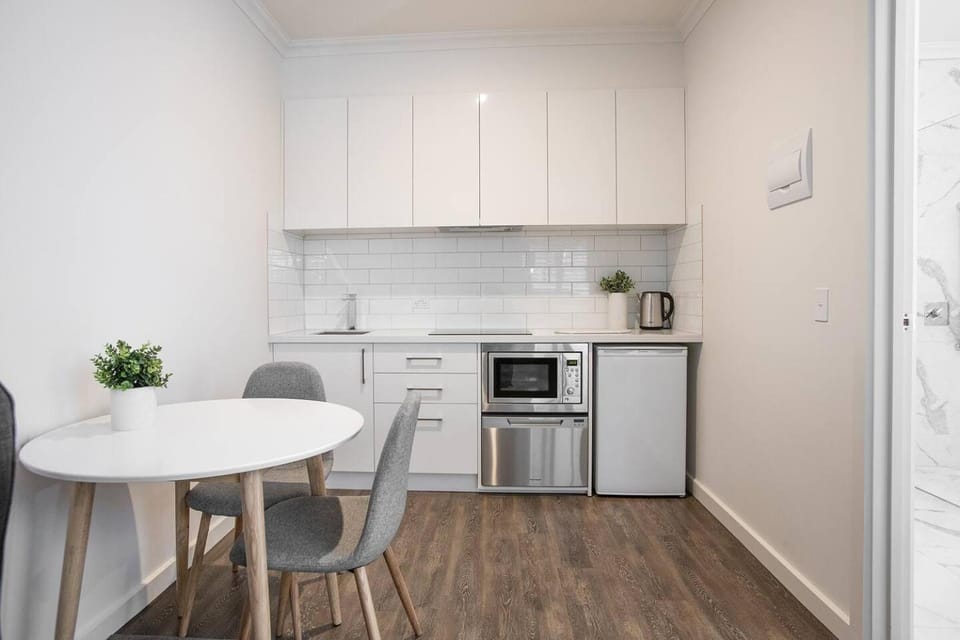 Kitchen or kitchenette, dishwasher