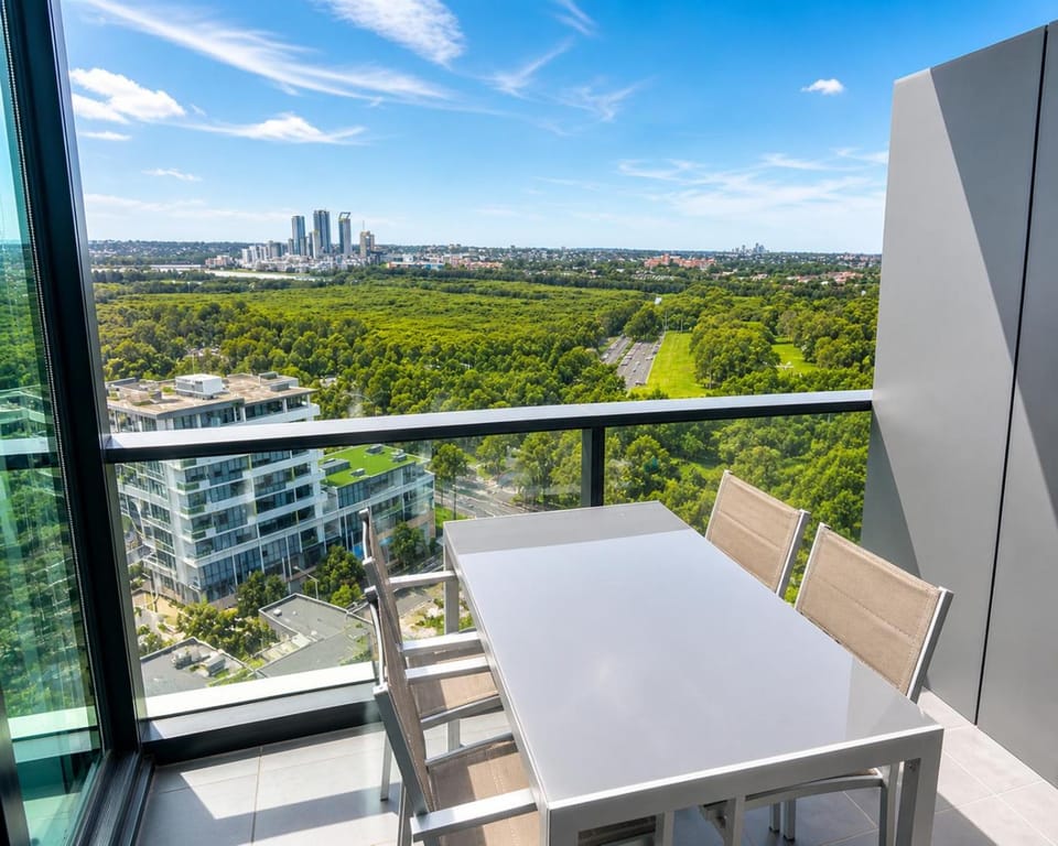Day, Natural landscape, View (from property/room), Balcony/Terrace, Dining area, City view