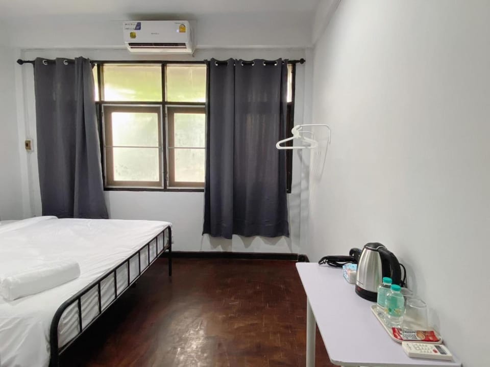 Bed, Photo of the whole room, Bedroom, air conditioner