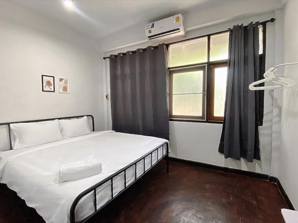 Bed, Photo of the whole room, Bedroom, air conditioner