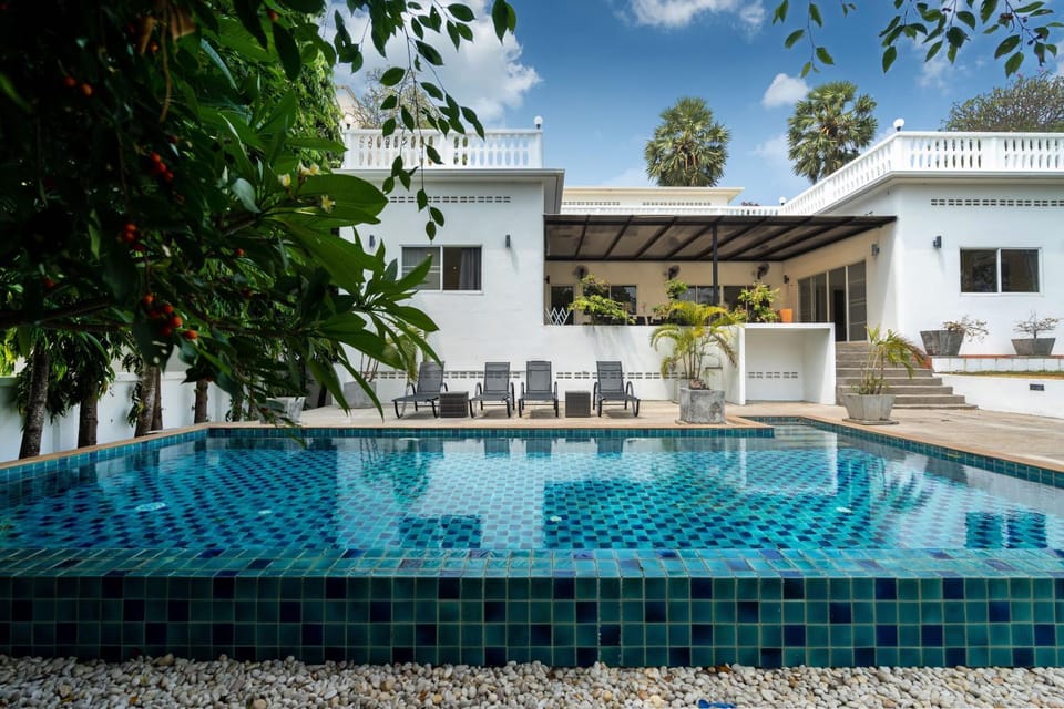 Property building, Patio, Day, Swimming pool, sunbed